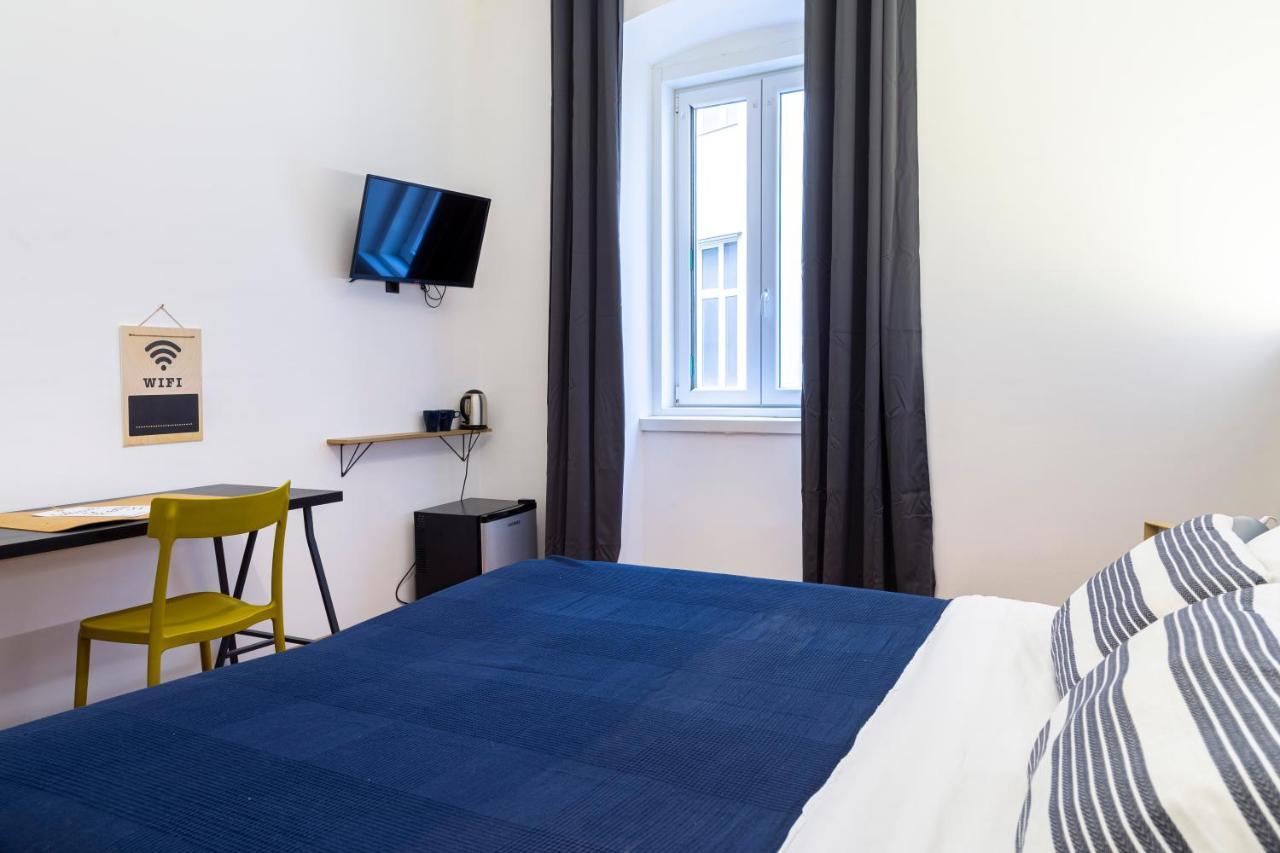 Pregiata Camera Con Bagno Privato - Blu Di Persia Trieste Bagian luar foto