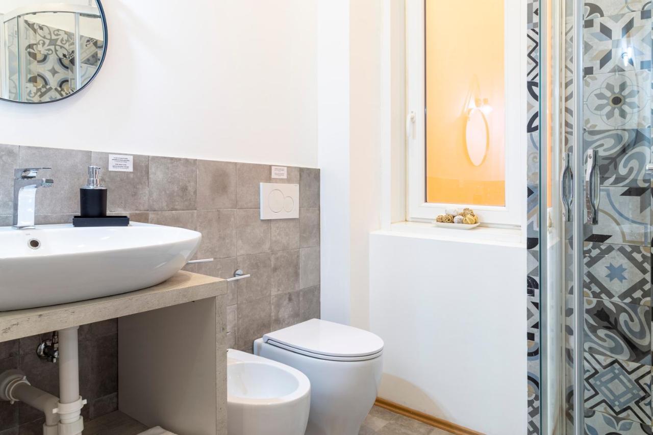 Pregiata Camera Con Bagno Privato - Blu Di Persia Trieste Bagian luar foto