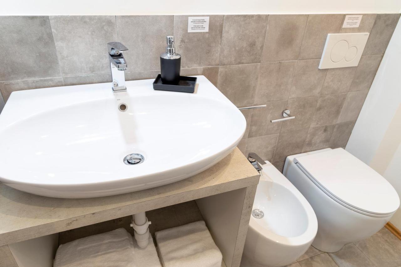 Pregiata Camera Con Bagno Privato - Blu Di Persia Trieste Bagian luar foto